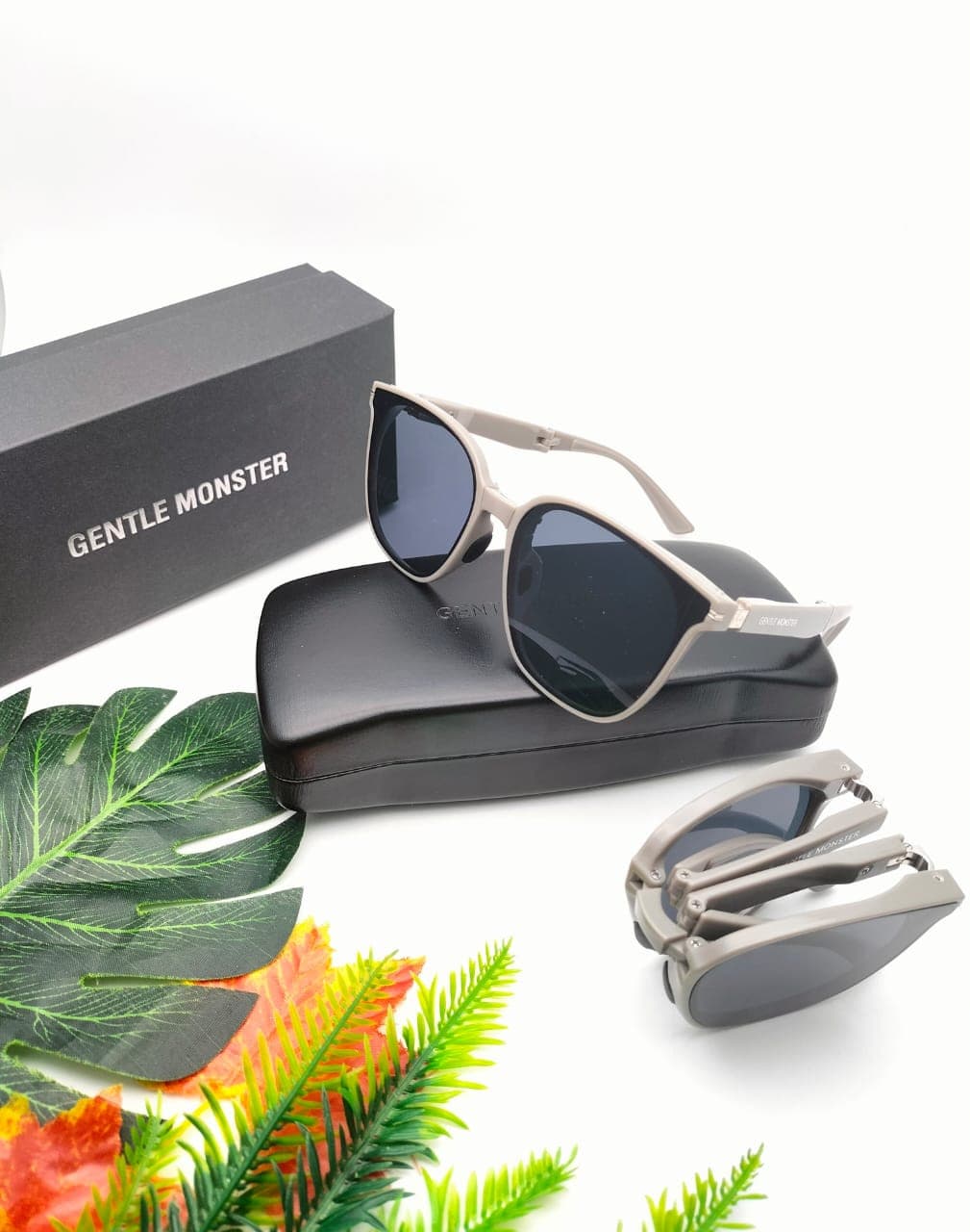 Gambar dari Kacamata Wanita Gentle Monster 810 Folding (Lipat)